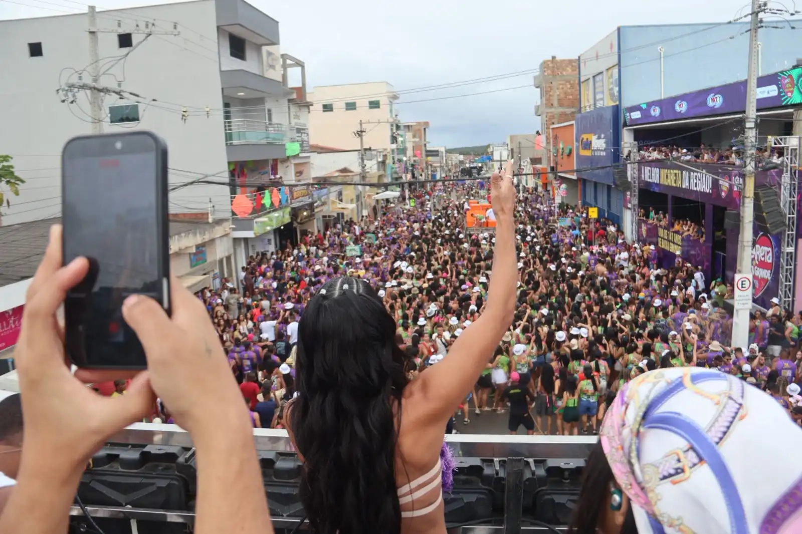 Imagem de Larissa Marques reúne milhares de foliões, desce do trio e vive tarde histórica na Micareta de Baixa Grande
