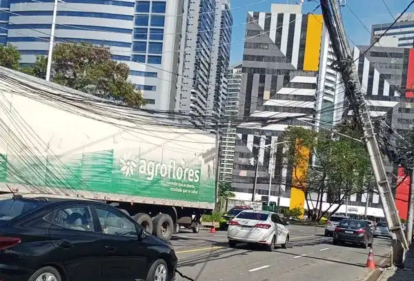 Imagem de Caminhão atinge fiação e deixa poste inclinado no bairro do Stiep, em Salvador