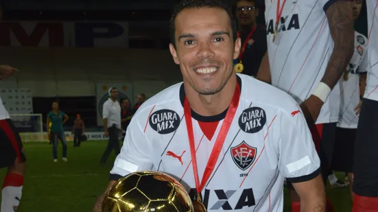 Imagem de Ex-Vitória, Leandro Domingues morre aos 41 anos; ele estava em tratamento de um câncer