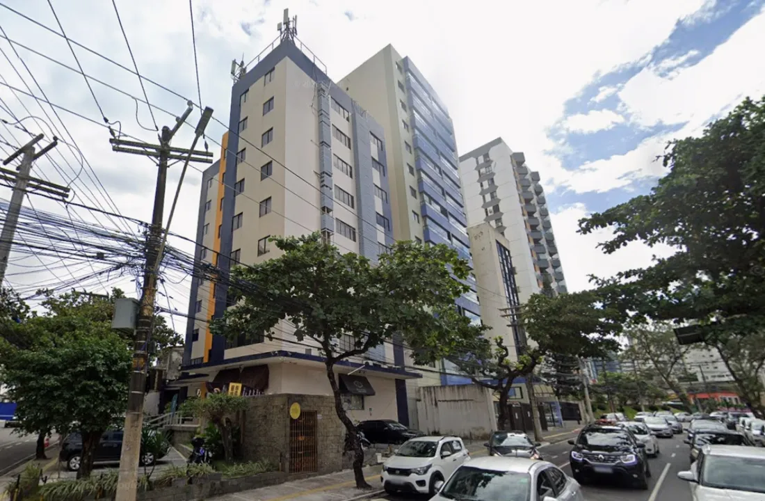 Imagem de Peça de metal despenca de edifício e atinge carro em Salvador