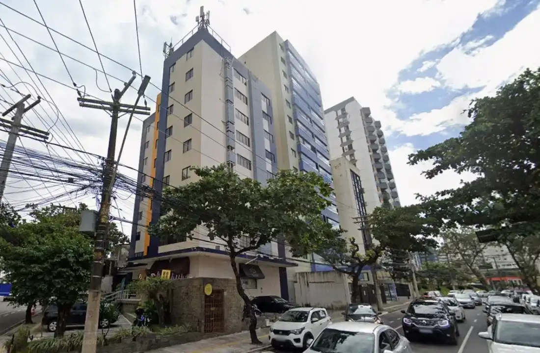 Imagem de Peça de metal despenca de edifício e atinge carro em Salvador