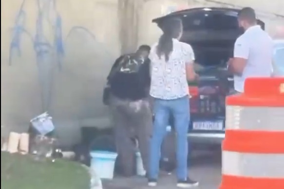 Imagem de Crime eleitoral: vídeo flagra viaturas da Transalvador bloqueando vias para colagem de material de ACM Neto na capital