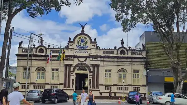 Imagem de Alunos ficam feridos após piso ceder em prédio da prefeitura no Recôncavo