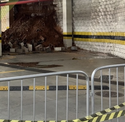 Imagem de URGENTE: Muro de estacionamento do Salvador Shopping desaba