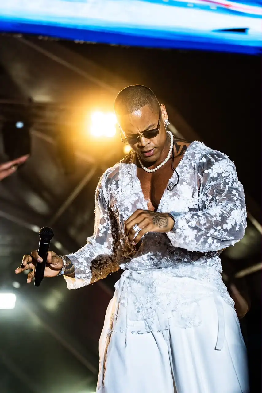 Imagem de Léo Santana estreia em Cabo Verde, lota festival africano e homenageia a cultura local  