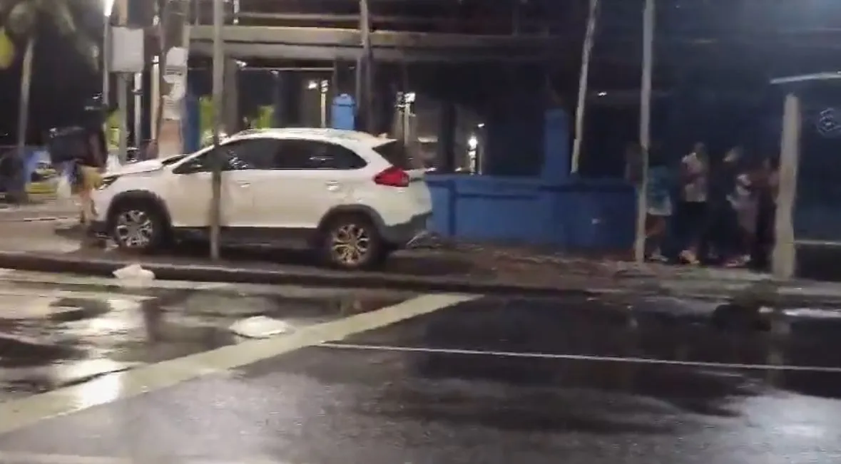 Imagem de Motorista perde controle e atinge ponto de ônibus em Salvador