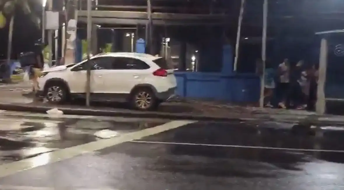 Imagem de Motorista perde controle e atinge ponto de ônibus em Salvador