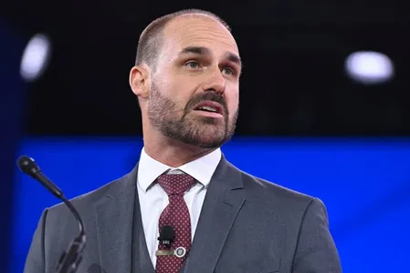 Imagem de Eduardo Bolsonaro é afastado de cargo na PF pela quantidade de faltas