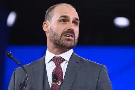 Imagem de Eduardo Bolsonaro é afastado de cargo na PF pela quantidade de faltas