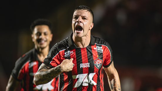 Imagem de Com direito a gol de falta, Vitória bate Atlético-MG por 2x0 e salta no Brasileirão