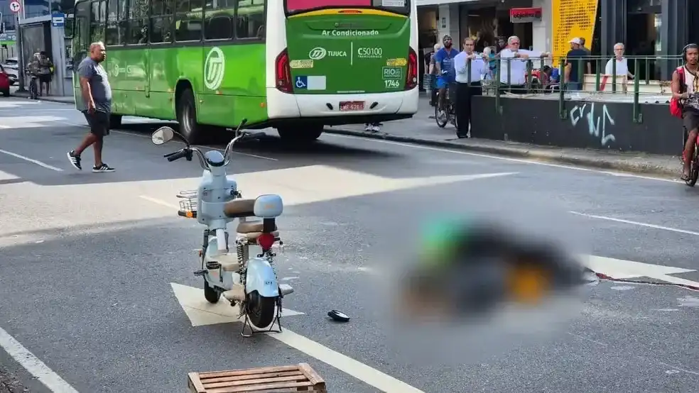 Imagem de Mãe e filho de bicicleta elétrica morrem atropelados por ônibus