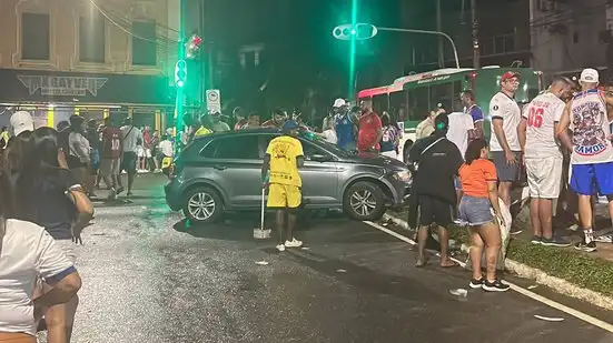 Imagem de URGENTE: Carro atropela torcedores nos arredores da Fonte Nova após BaVi