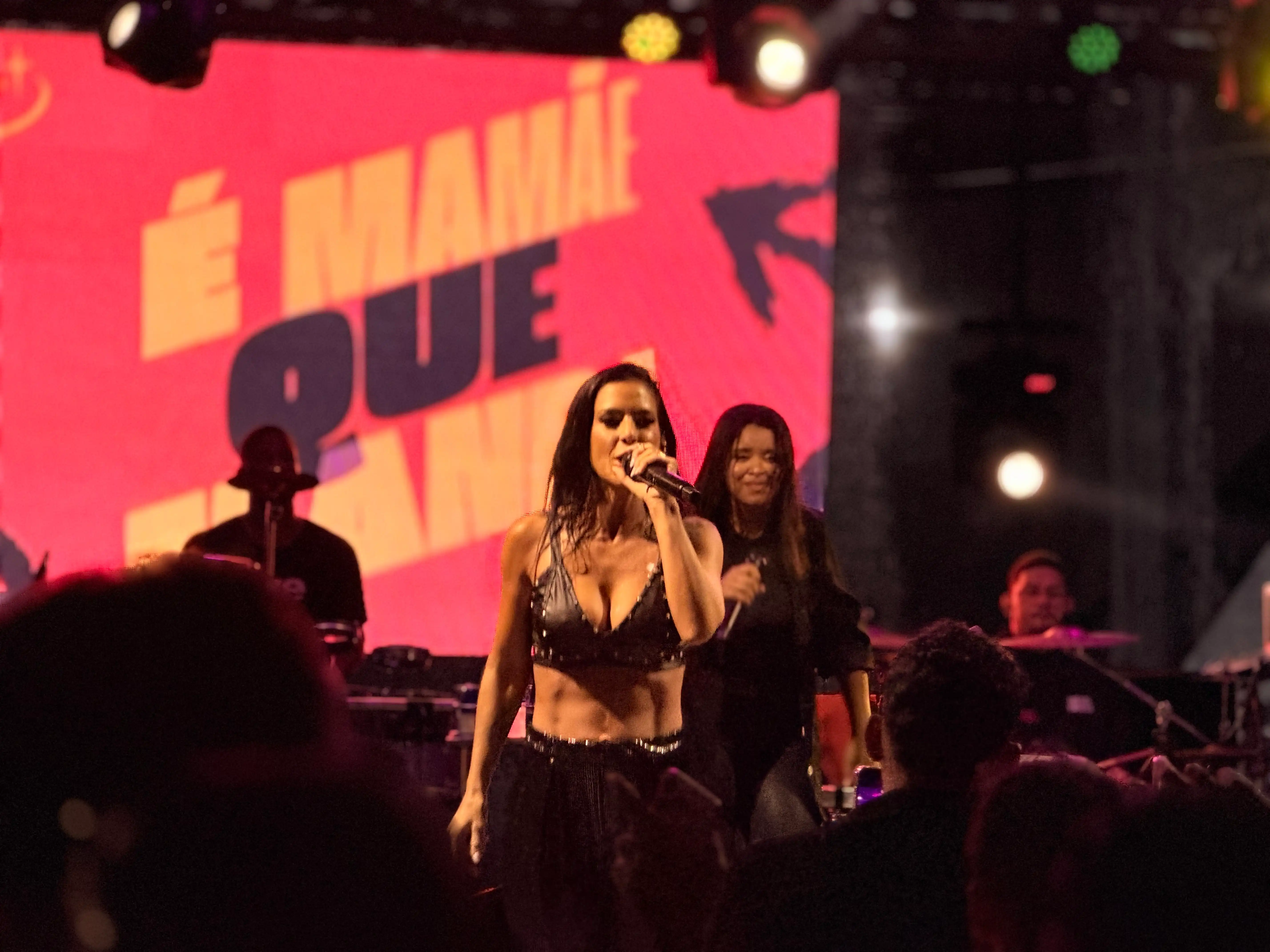 Imagem de DEU O QUE FALAR! Lari Marques vira assunto após show até 3h30 da madrugada em Valença