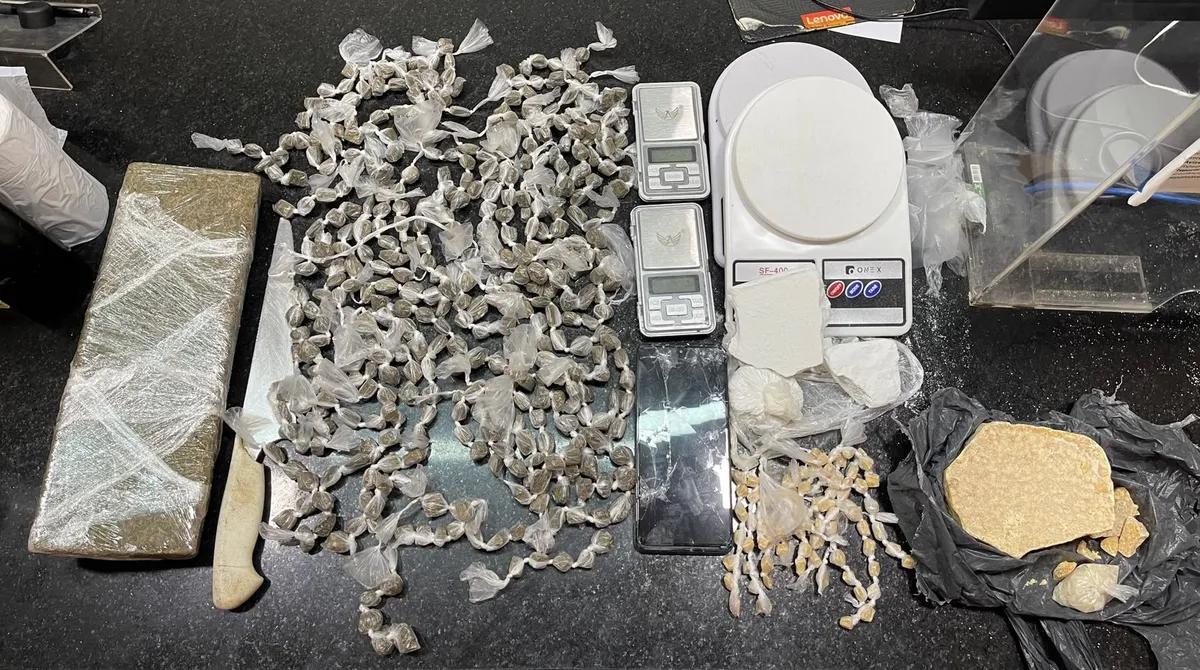 Imagem de Adolescente é apreendida com quase 2 kg de drogas na Bahia