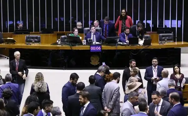 Imagem de Mais deputados no Brasil? 97% dos parlamentares baianos aprovam medida