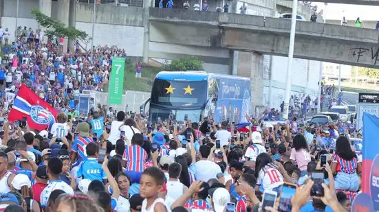Imagem de Torcida do Bahia chega em peso à Fonte Nova para primeiro jogo da final; veja imagens