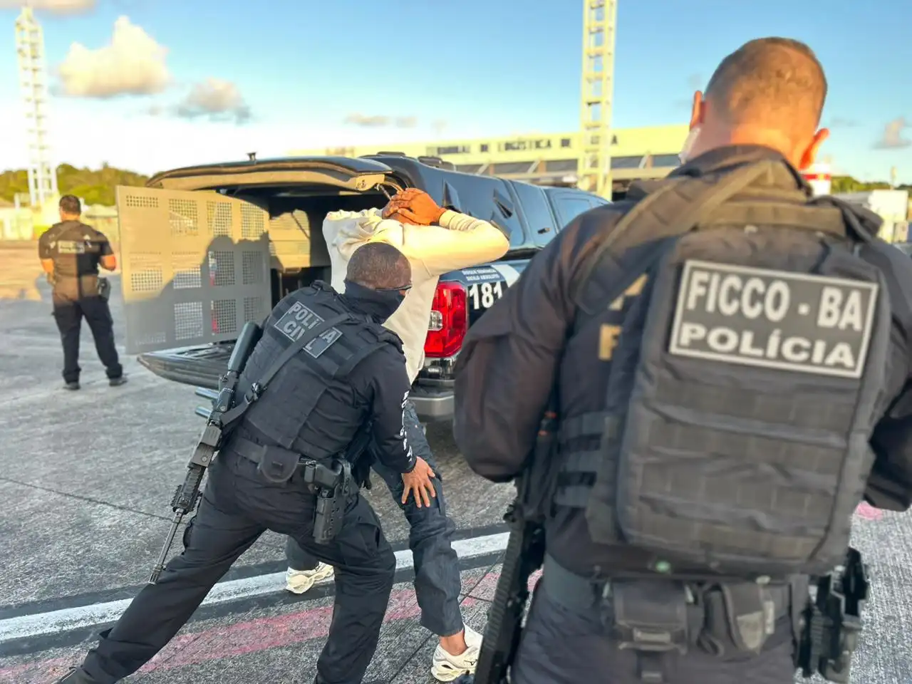 Imagem de Chega a Salvador casal líder de facção capturado pela Polícia da Bahia na Bolívia