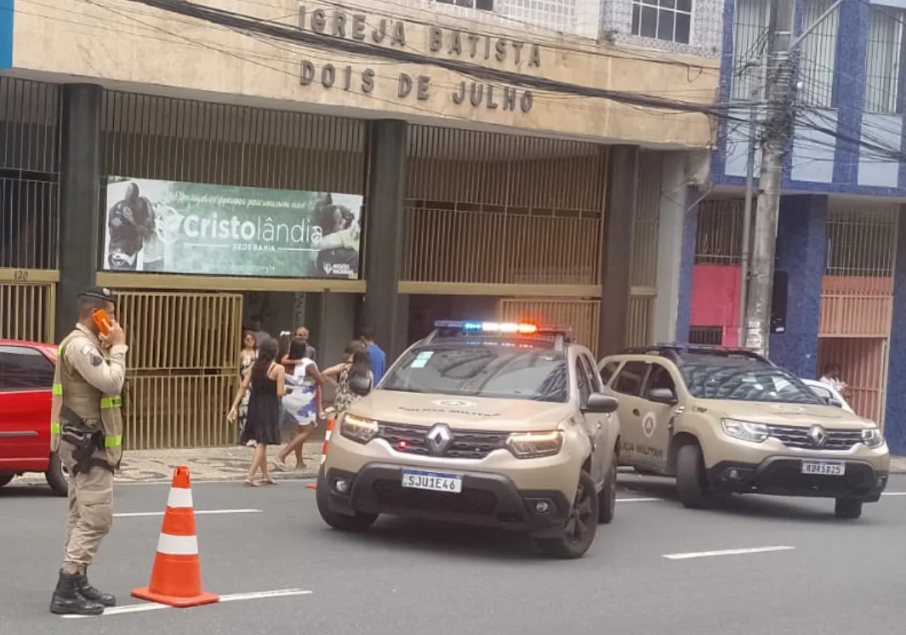 Imagem de Idosa perde controle de veículo e causa acidente na Praça Castro Alves