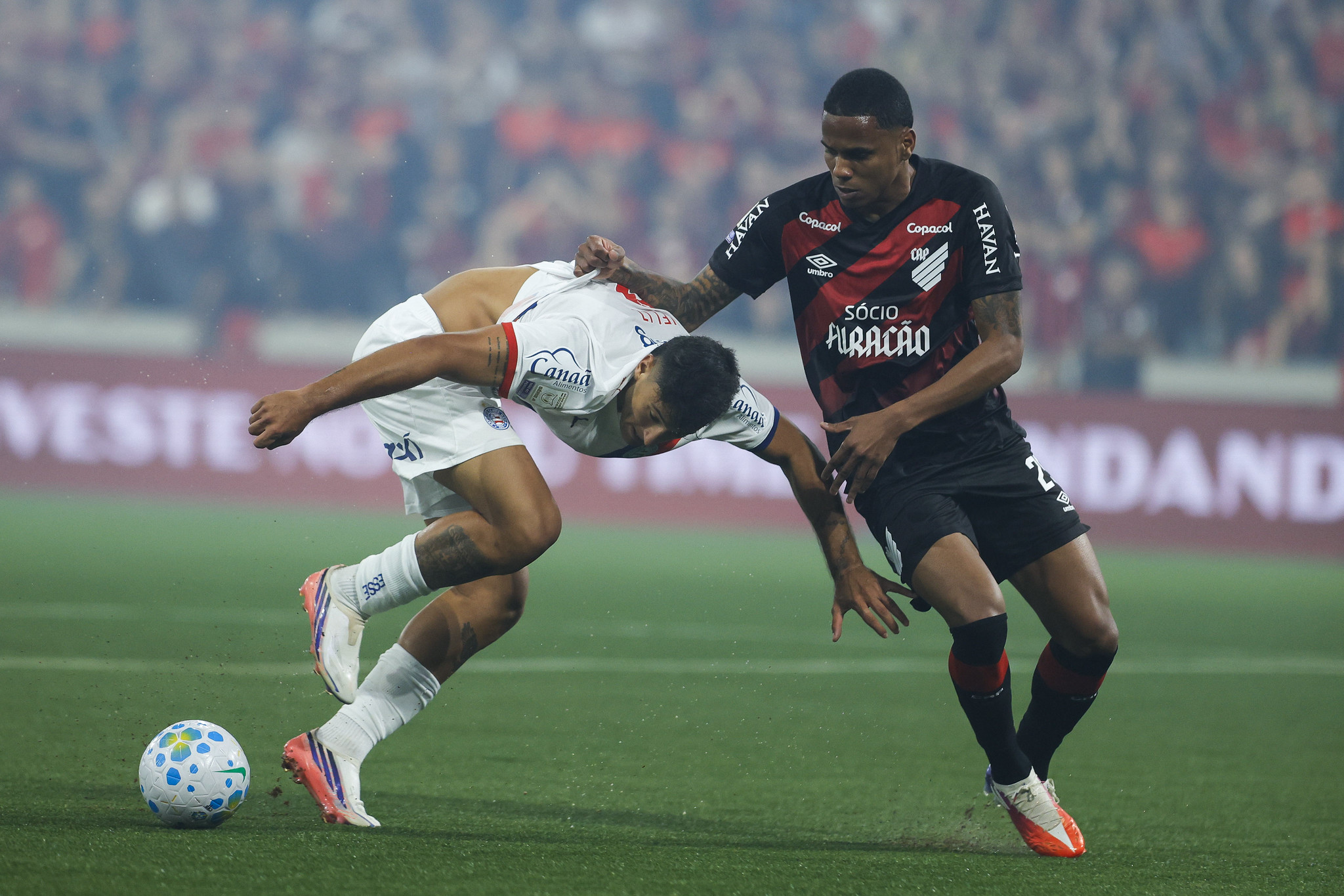 Imagem de Everaldo perde pênalti, Bahia é derrotado pelo Athletico e deixa o G-4