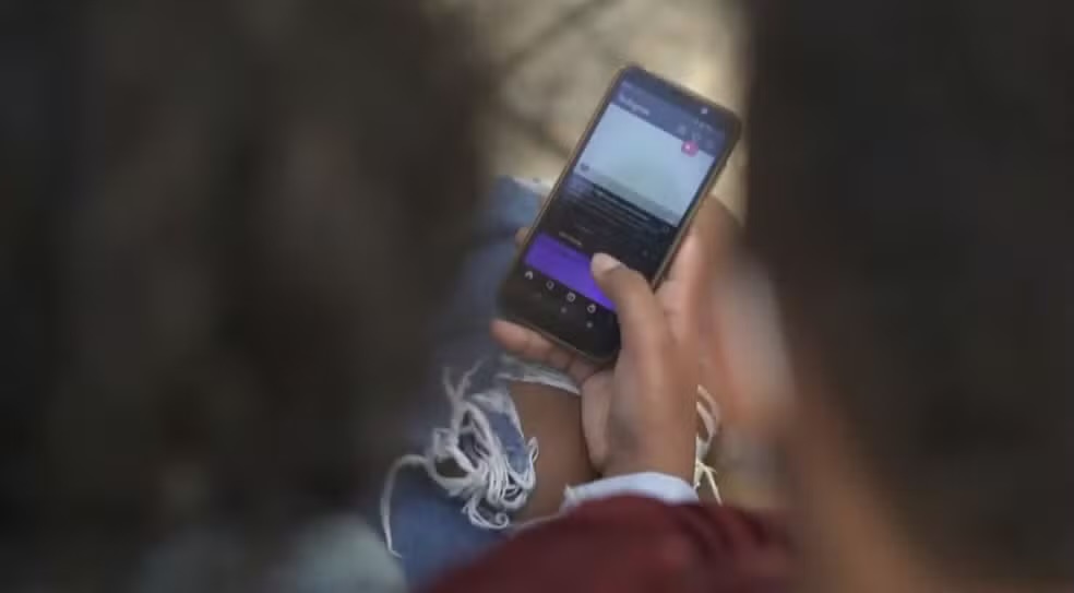 Imagem de Governo da Bahia divulga ações para implementação da Lei do Celular nas escolas estaduais; pais deverão receber comunicado