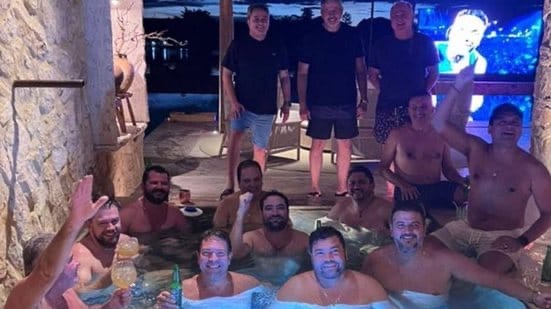 Imagem de Foto de apoiadores de ACM com investigado por fraudes no INSS prejudica ex-prefeito no debate da Band, avaliam analistas políticos