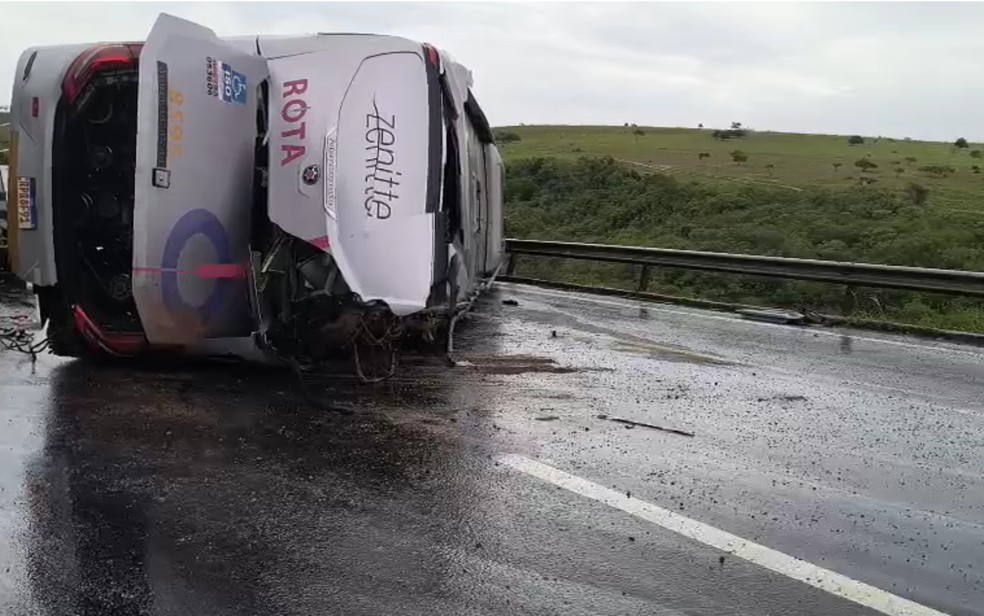 Imagem de Dezesseis pessoas ficam feridas após ônibus tombar no interior da Bahia