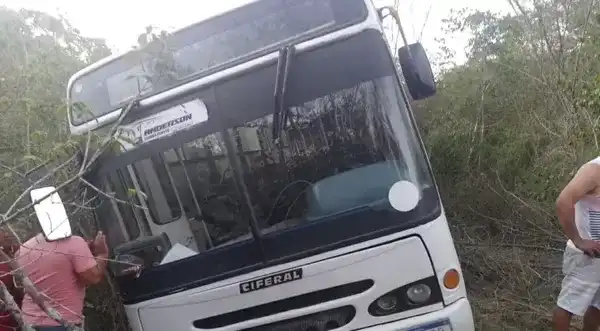 Imagem de Ônibus com jovens de igreja cai de ponte e deixa duas vítimas fatais