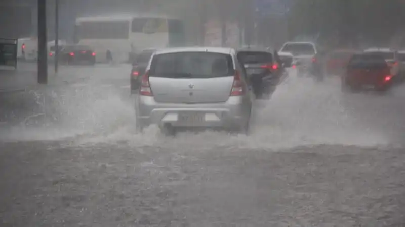 Imagem de Defesa Civil emite alerta para ventania e possibilidade de chuvas intensas em Fortaleza; veja a previsão do tempo completa