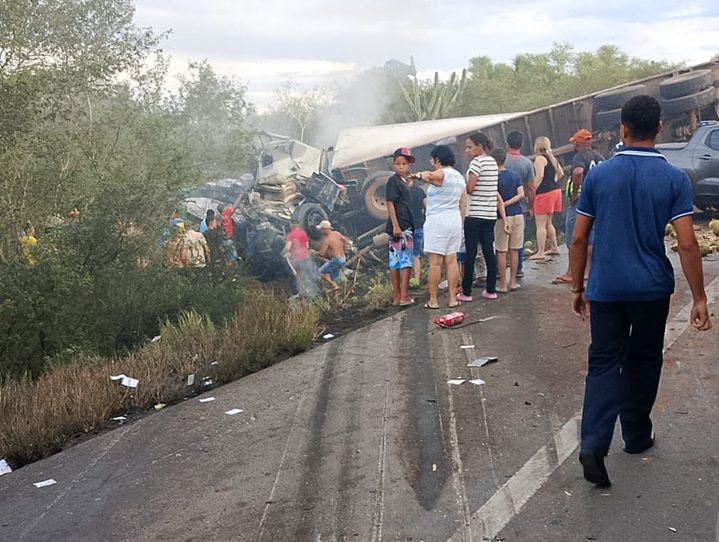 Imagem de Tragédia na Bahia: sobe para 15 o número de mortos em acidente na BR-116