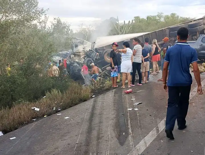 Imagem de Tragédia na Bahia: sobe para 15 o número de mortos em acidente na BR-116