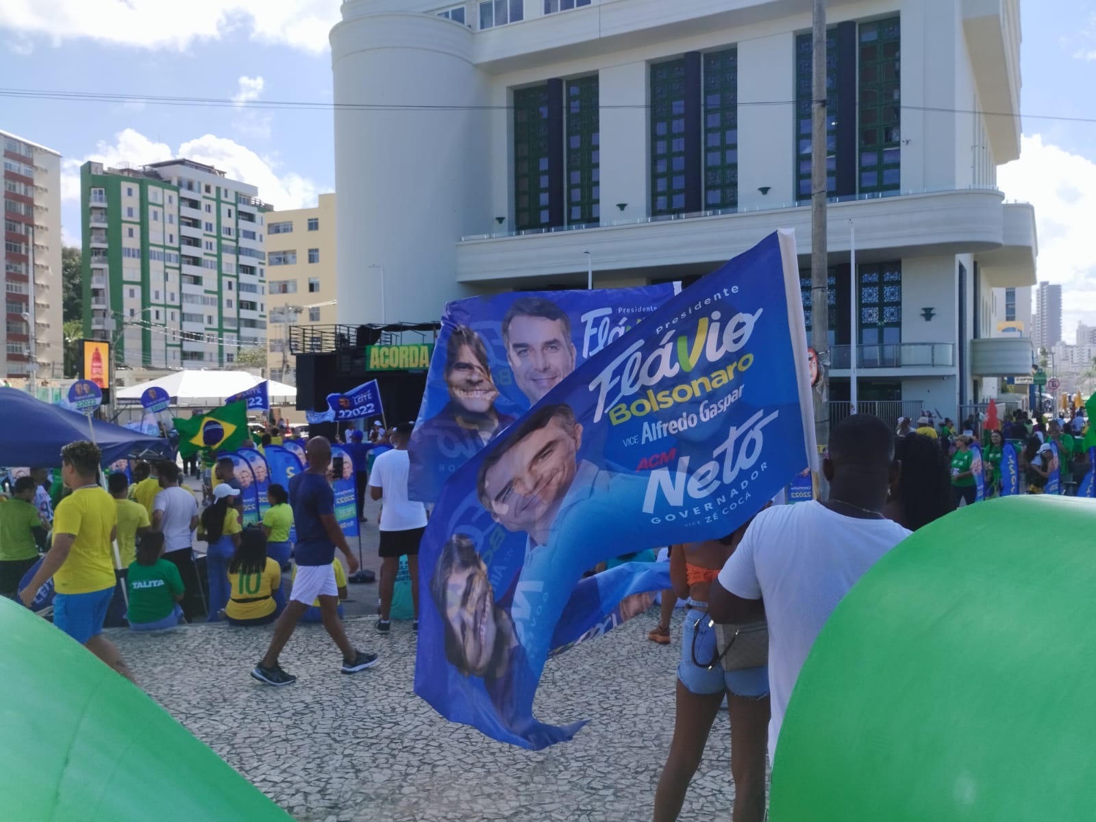 Imagem de ACM Neto e Flávio Bolsonaro representam projetos políticos familiares, afirma Rowenna Brito 
