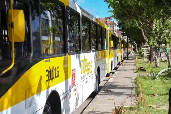 Imagem de Ônibus deixam de circular após morte de jovem em Fazenda Coutos III , em Salvador