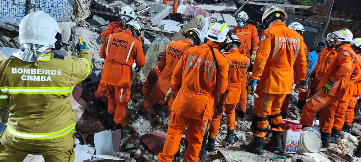 Imagem de Idoso fica preso sob escombros após desabamento de laje em Salvador