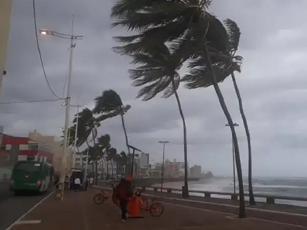 Imagem de Chuva intensa provoca alagamentos em vias importantes de Salvador
