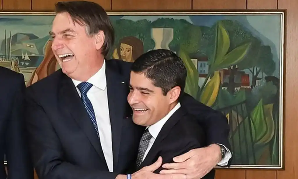 Imagem de BolsoNeto: Escândalo do Banco Master une ACM Neto e Flávio Bolsonaro