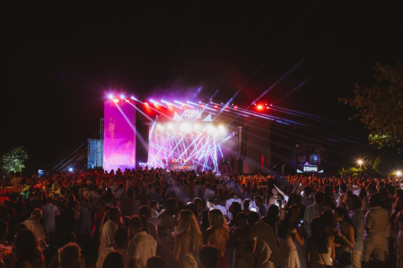 Imagem de Com programação de festival, Réveillon Praia do Forte se consolida como um dos roteiros mais cobiçados para a virada de 2027