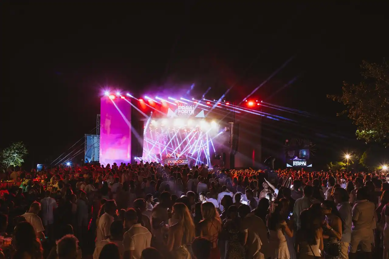 Imagem de Com programação de festival, Réveillon Praia do Forte se consolida como um dos roteiros mais cobiçados para a virada de 2027