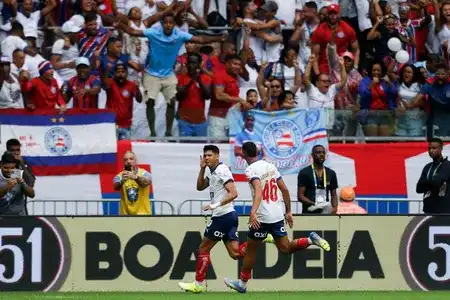 Imagem de Bahia faz jogo heroico, vence o Vitória com um a menos e entra no G-6