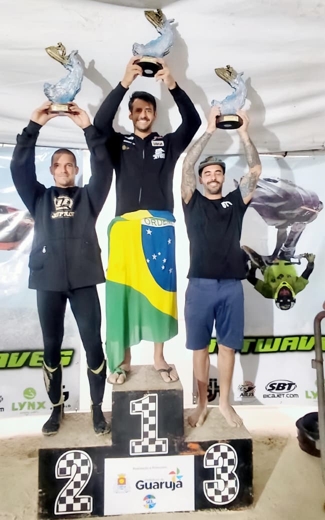 Imagem de Bruno Jacob brilha no Guarujá e amplia vantagem na liderança do Sul-Americano de Jet Waves