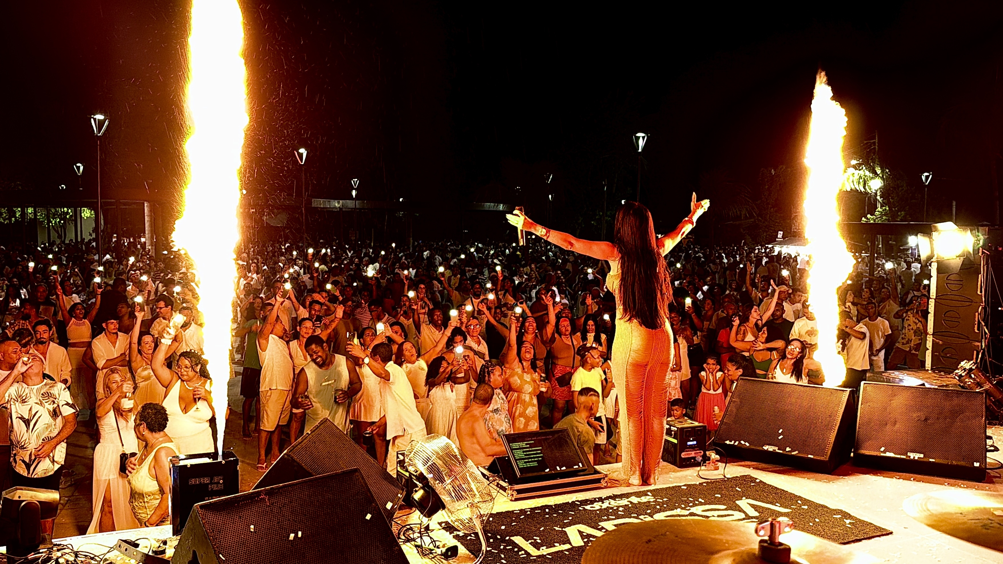 Imagem de Larissa Marques comanda contagem regressiva e dá boas-vindas a 2026 no Reveillon do Litoral em Imbassaí