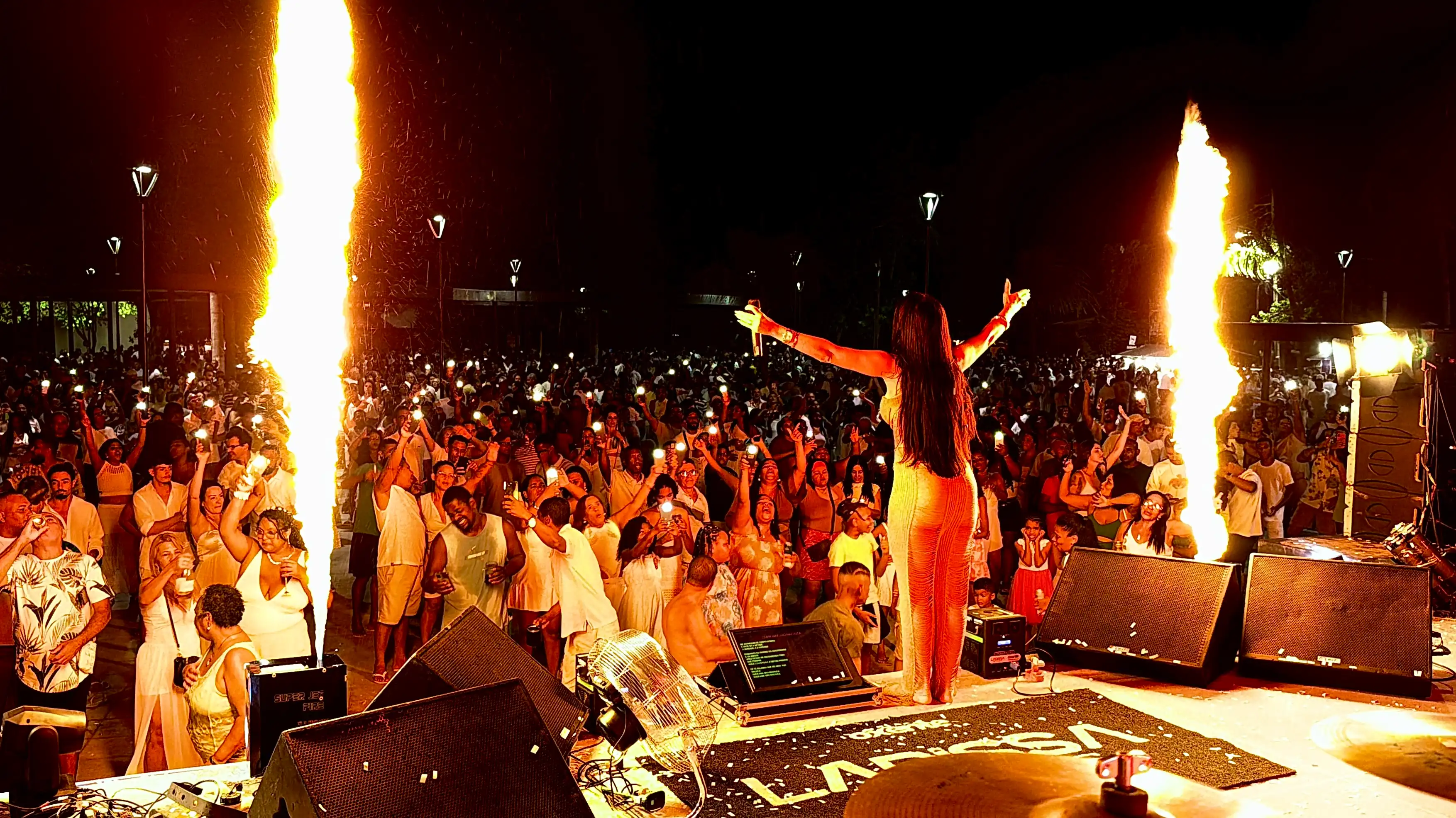 Imagem de Larissa Marques comanda contagem regressiva e dá boas-vindas a 2026 no Reveillon do Litoral em Imbassaí