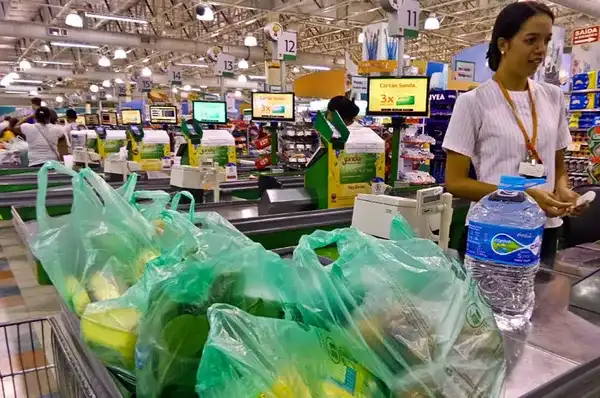 Imagem de Procon proíbe venda de sacolas com logos em mercados de Feira de Santana