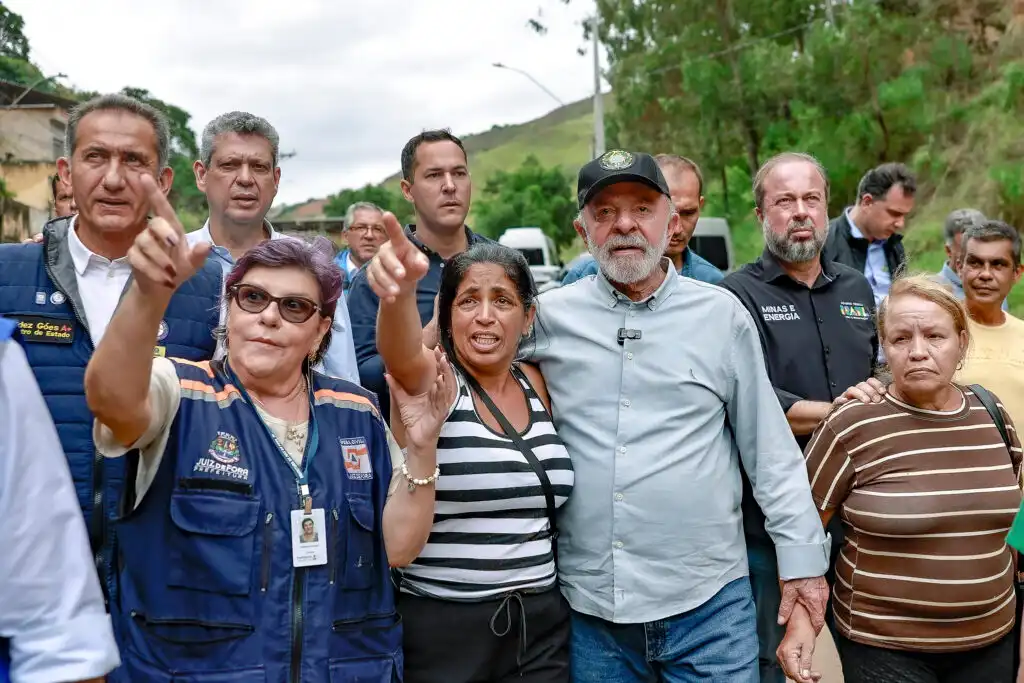 Imagem de Lula anuncia casas gratuitas para atingidos pelas chuvas em MG