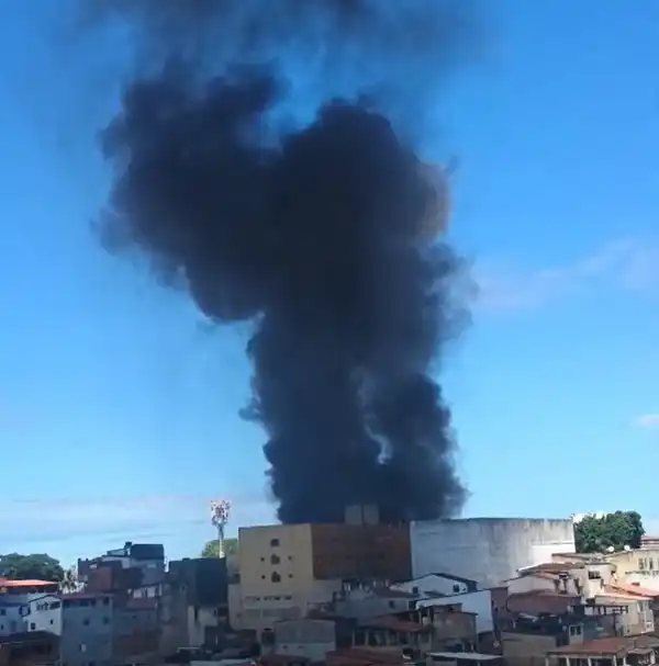 Imagem de Base do Samu pega fogo em Salvador; seis ambulâncias são atingidas
