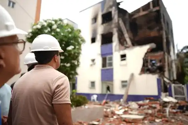Imagem de Bruno Reis vistoria prédio atingido por incêndio no Stiep e anuncia assistência aos moradores