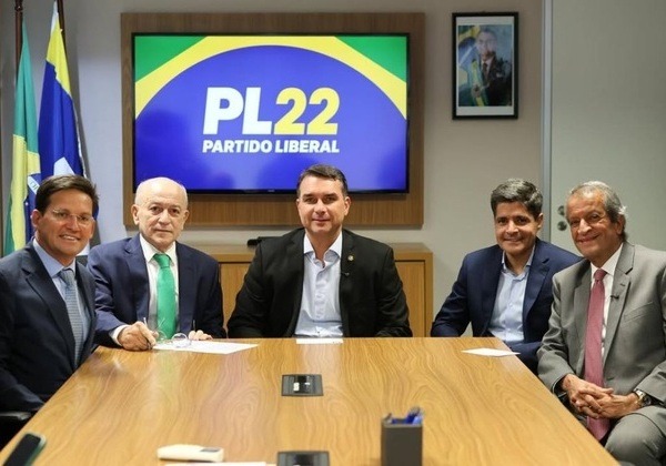 Imagem de Pressionado por bolsonaristas nacionais, ACM Neto deve fechar apoio a Flávio Bolsonaro para garantir fundo partidário e tempo de TV do PL