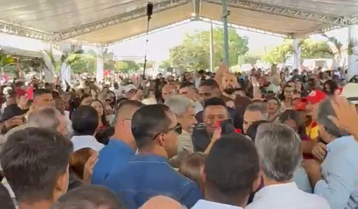 Imagem de Multidão recepciona Jerônimo com aplausos e ignora ACM Neto em procissão no interior