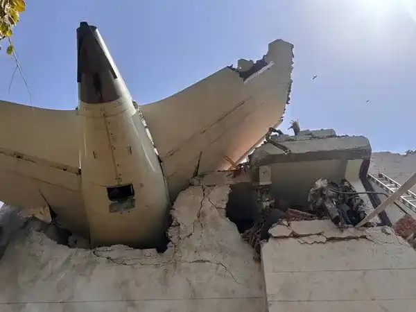Imagem de Uma pessoa é resgatada com vida de acidente aéreo na Índia; mais de 200 morreram