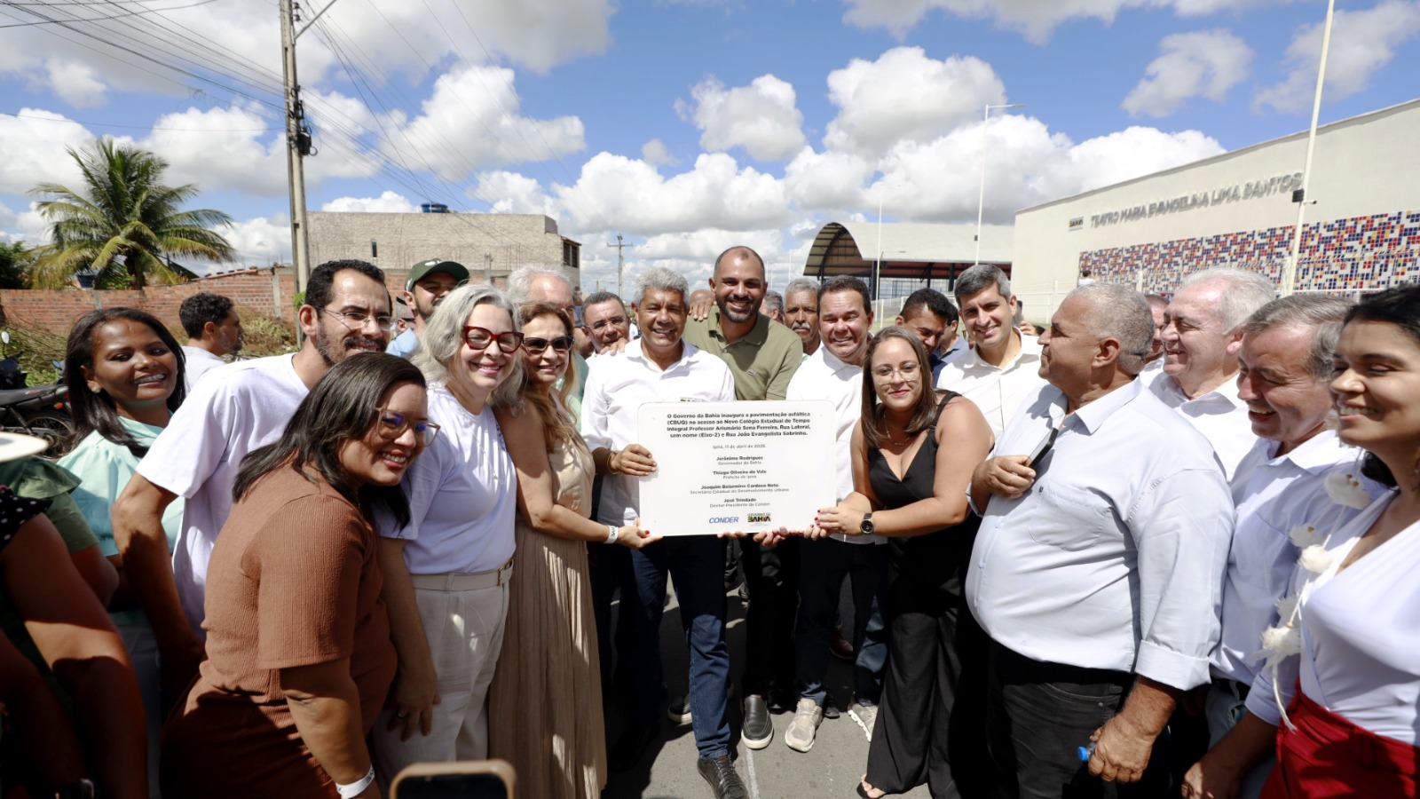 Imagem de Jerônimo entrega colégio de tempo integral e pacote de investimentos na Bahia