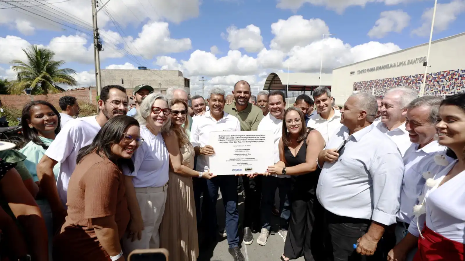 Imagem de Jerônimo entrega colégio de tempo integral e pacote de investimentos na Bahia